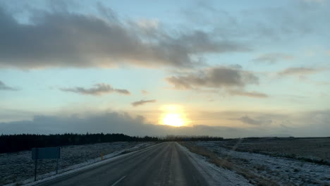 Fahren-Auf-Vereisten-Straßen-In-Island-Im-Winter-In-Richtung-Sonnenuntergang-Im-Januar-Mit-Wunderschönen-Himmel