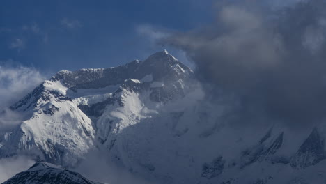 Annapurna-2-Zeitraffer-Mit-Ziehenden-Wolken