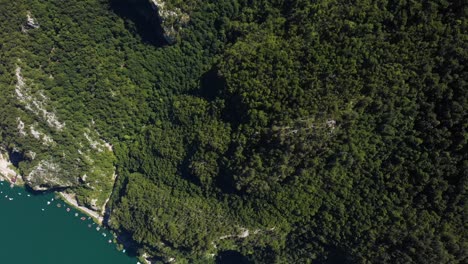 Bird-view-of-tilt-drone-shot-over-the-Perucac-lake-and-Mountain-of-Tara-in-Serbia