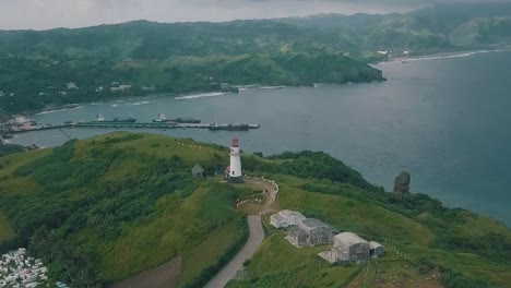 Filmisches-Drohnen-Luftvideo-Eines-Romantischen-Leuchtturms-Von-Basco-Batanes-Auf-Den-Philippinen