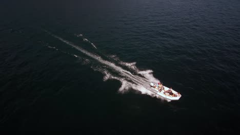 Tomas-Aéreas-De-Un-Barco-En-El-Lago