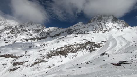 Timelapse-4k-De-La-Cordillera-De-Los-Alpes-Suizos-De-Matterhorn-En-La-Estación-De-Esquí-De-Cervinia,-Italia,-Europa,-Panorama-Panorámico