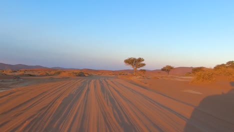 Sossusvlei-4x4-Fahrt-Im-Sand-Nach-Deadvlei-Namibia-Bei-Sonnenuntergang