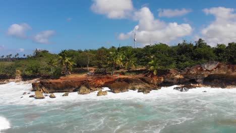 Wellen-Krachen-An-Der-Playa-Pena-Blanca-In-Puerto-Rico