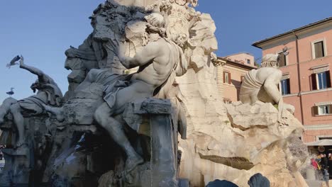 La-Famosa-Fontana-Dei-Quattro-Fiumi---Pájaros-En-La-Fuente-De-Los-Cuatro-Ríos-En-La-Piazza-Navona-En-Roma,-Italia