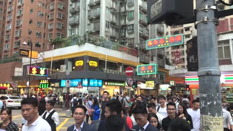 überfüllte-Straße-In-Hongkong-Mit-Vielen-Menschen,-Die-Die-Straße-überqueren