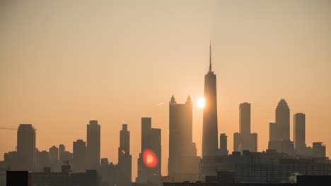 Lapso-De-Tiempo-Que-Establece-La-Escena-Matutina-Donde-El-Sol-Sale-Detrás-Del-Lado-Norte-Del-Horizonte-De-Chicago-En-Siluetas-A-Finales-De-Marzo