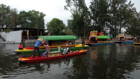 Reiten-In-Trajineras-In-Xochimilco,-Den-Schwimmenden-Gärten-Von-Mexiko-Stadt