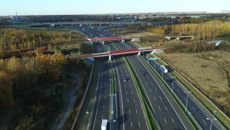 Autopista-De-Drones-En-Una-Hermosa-Puesta-De-Sol---Vista-A-La-Ciudad