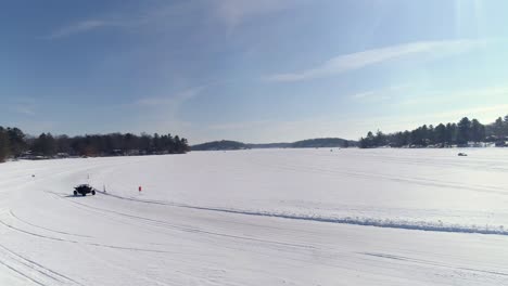 Ein-Spezielles-Quad-Rast-Um-Eine-Langgezogene-Kurve-Und-Wirbelt-Dabei-Schnee-Auf