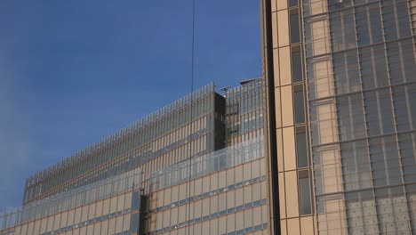 Nahansicht-Des-Hochhauses-Mit-Smart-Office-Banks-Und-Nicht-Wiederzuerkennenden-Wolkenkratzern-In-London