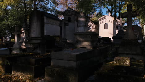 lateral-traveling-shot-of-a-large-graveyard-in-pere-lachaise-cemetary,-Paris,-France