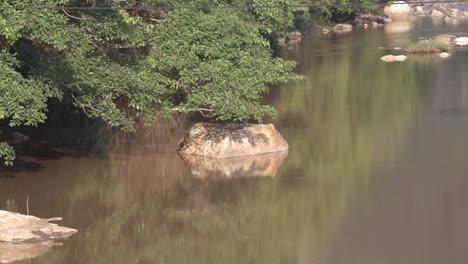 Vista-De-Un-Río-Con-Muchas-Rocas-Grandes-En-Medio-Del-Bosque-De-La-Cuenca-Al-Comienzo-De-La-Temporada-De-Lluvias-En-Tailandia