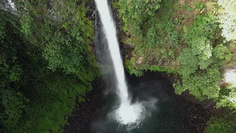 Beautiful-aerial-view-of-the-La-Fortuna-waterfall-in-Costa-Rica,-with-nature-all-around-it-and-popping-colors-everywhere