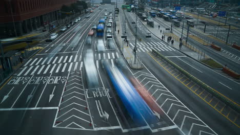 Autobuses-Y-Automóviles-En-La-Transitada-Carretera-De-Seúl,-Corea-Del-Sur-Durante-El-Día---Timelapse