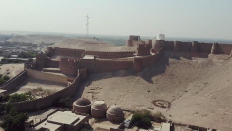 Vista-Aérea-De-La-Pared-Exterior-Del-Fuerte-Kot-Diji.