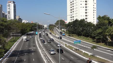 Atasco-En-La-Avenida-23-De-Maio,-Importante-Autopista-De-La-Ciudad.