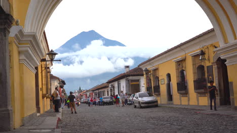 Arco-De-Santa-Catalina-Con-Volcán-En-La-Espalda