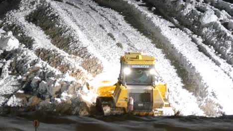 Komatsu-Bagger-Auf-Raupen-Räumen-Schnee-Auf-Einer-Riesigen-Schneewehe