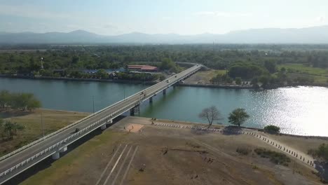 Fahrzeuge-Passieren-Eine-Brücke,-Die-Zwei-Orte-Für-Den-öffentlichen-Verkehr-Verbindet