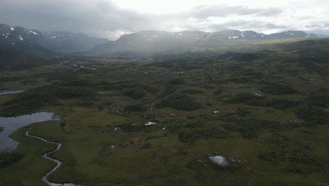 Paisaje-Montañoso-Noruego-Y-Lagos-Forestales.