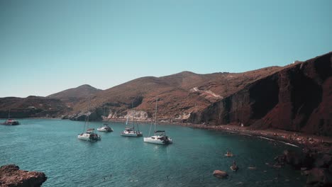 Luxuriöse-Yachten,-Die-Direkt-Vor-Einem-Exotischen-Strand-Auf-Einer-Griechischen-Insel-Geparkt-Sind