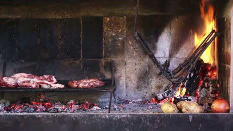 Seitenansicht-Eines-Grills-Auf-Holzkohle-Mit-Gemüse-In-Der-Nähe-Des-Feuers