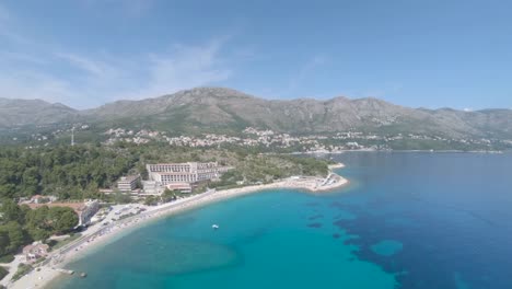 Imágenes-Aéreas-De-Drones-De-La-Bahía-De-La-Playa-De-Kupari-Y-El-Hotel-Abandonado,-Croacia