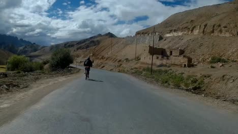 Einmaliges-Erlebnis-Mit-Dem-Fahrrad-Nach-Leh,-Ladakh,-Himalaya,-Indien,-POV