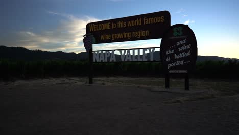 Schwenk-Zurück-Auf-Das-Napa-Valley-Schild-Mit-Blick-Auf-Die-Weinberglandschaft