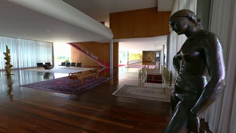 detail-of-sculpture-and-furniture-on-the-Noble-Hall-of-Alvorada-Palace,-with-the-mezzanine-oh-the-background