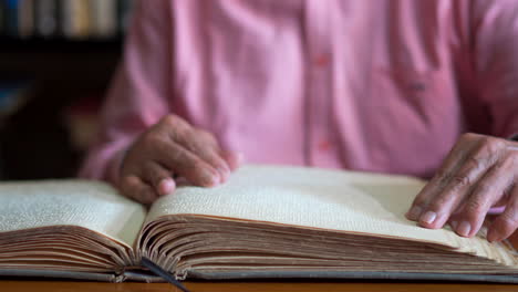 Anciano-Leyendo-Un-Libro-En-Braille