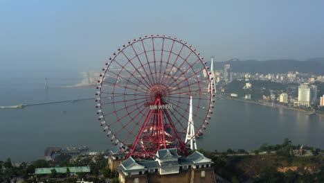 órbita-Aérea-Panorámica-Del-Centro-De-Da-Nang-Vietnam-Con-Vistas-A-La-Rueda-Solar-Y-Al-Mar-Del-Sur-De-China