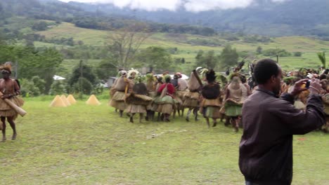 Traditionelle-Stammes-Sing-Zeremonie-In-Abgelegenem-Papua-Dorf