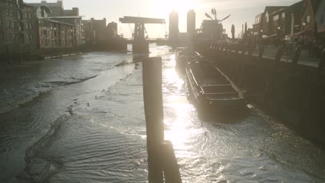 Hafen-Der-Deutschen-Küstenstadt-Husum-Bei-Sonnenuntergang