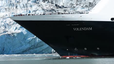 Glacier-Bay,-Alaska,-USA,-July-16th-2016:-Cruise-ship-in-front-of-the-Margerie-glacier,-scenic-cruising-in-a-sunny-day