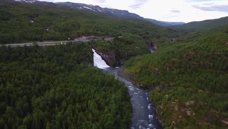 Rovijokfossen-Wasserfall-Und-Fluss-Ivgojohka-Im-Grünen,-Storfjord,-Norwegen,-Dolly-In-Drohnenaufnahme