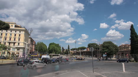 Lapso-De-Tiempo-De-Tráfico-Y-Peatones-En-Una-Intersección-En-Roma,-Italia