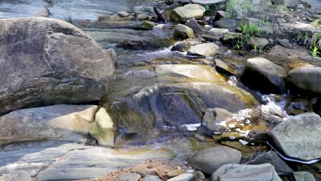 Agua-Limpia-Que-Fluye-En-Un-Arroyo-Rocoso