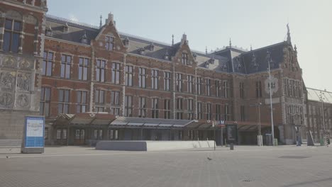 La-Estación-Central-De-Amsterdam,-Vacía-Debido-Al-Brote-De-Coronavirus.