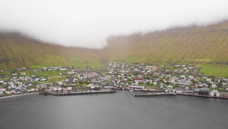 Antena-Sobre-Un-Pequeño-Pueblo-En-Un-Fiordo-En-Las-Islas-Feroe.