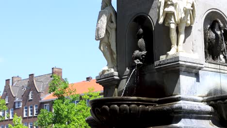 Hermosa-Fuente-De-Agua-Histórica-En-Rotterdam,-Países-Bajos,-Con-Estatuas