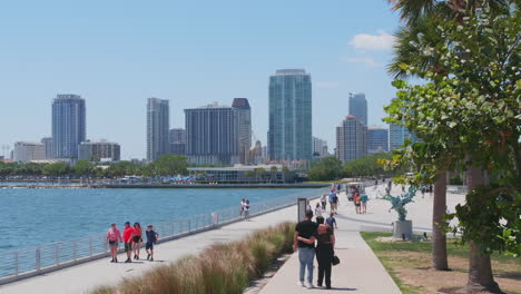 Turistas-Y-Familias-Caminando-Por-St