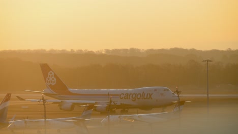 Un-Avión-Cargolux-Boeing-747-Taxis-A-La-Pista-Durante-El-Amanecer-Listo-Para-Despegar