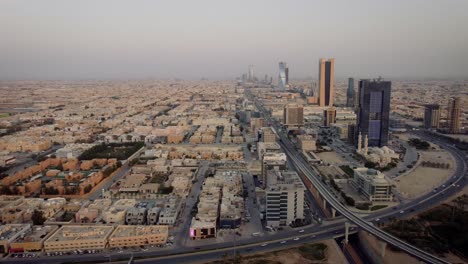 Blick-Auf-Die-Ibrahim-bin-Saidan-Moschee,-Hauptquartier-Des-Ministeriums-Für-Transport-Und-Logistikdienste,-Oberster-Gerichtshof-Von-Riad,-Rydah,-Arabien,-Saudi-Arabien