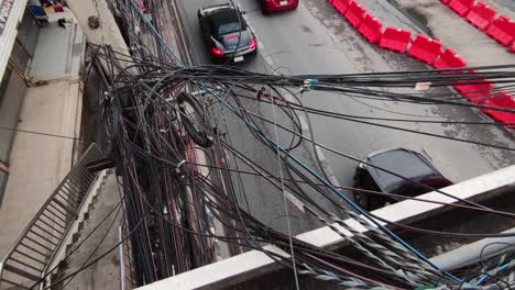 Enredo-De-Cables-En-Un-Poste-De-Electricidad,-De-Cerca,-Al-Aire-Libre