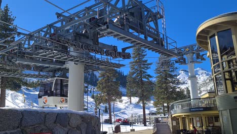 Gondola-Ski-Lift-Cabin-in-Palisades-Resort,-Olympic-Valley,-Lake-Tahoe,-California-USA-on-Sunny-Winter-Day