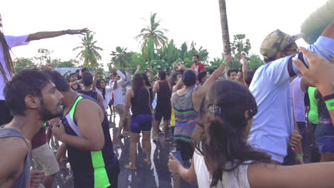 Cámara-En-Cámara-Lenta-Durante-Una-Fiesta-En-La-Piscina-Al-Aire-Libre-En-La-Que-Se-Ve-A-Jóvenes-Disfrutando-De-La-Música-Y-Bailando