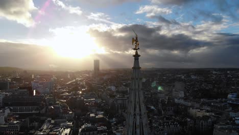 Aerial-forward-flying-towards-lightning-rod-of-city-hall-at-Ground-Place,-Brussels,-Belgium