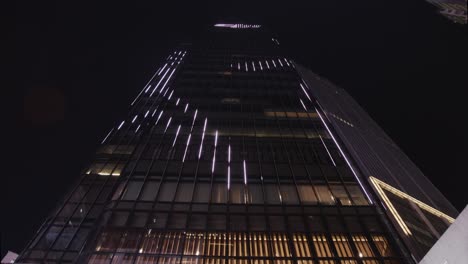 Un-Enorme-Edificio-Con-Un-Enorme-Despliegue-De-Luces-En-Su-Fachada-Durante-La-Noche.